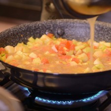 Batir los huevos en un tazón con pimienta y sal. Agregar al sartén sin mover demasiado.
