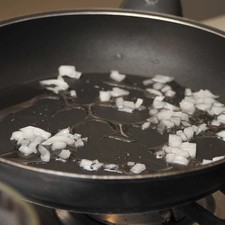 Calentar un poco de aceite de oliva en un sartén abierto. Acitronar una cucharada de cebolla picada hasta que se torne transparente. S 922 1475636716