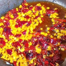 Acitrona el ajo y los chiles an abundante aceite de oliva.