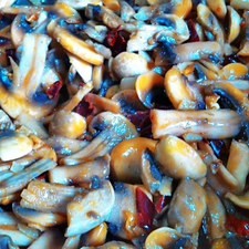 Agrega los champiñones, espera a que se cocinen y agrega sal al gusto.