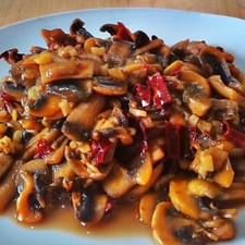 Puedes preparar deliciosos antojitos mexicanos con este guiso: gorditas, tacos, tostadas, etc.