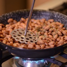 Moler los frijoles y sofreírlos con la cucharita de orégano.