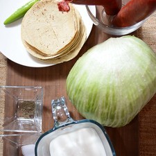 desinfectante de verduras al gusto 1/4 cucharita de sal 1/4 cucharita de pimienta negra molida 1 taza de crema de leche de vaca 1 pieza de chile serrano 8 piezas de tortilla de maíz 300 gramos de chorizo 1 pieza de lechuga romana