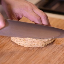 Cortar las tortillas en tiras largas y muy delgadas.