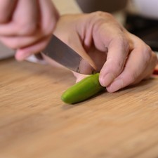Picar el chile serrano. Picar la lechuga y remojarla durante 5 minutos en un tazón con agua y unas gotas de desinfectante de verduras.