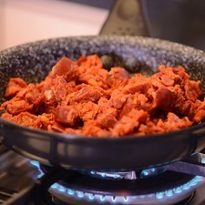 Sofreír el chorizo desmenuzado en un sartén sin aceite durante unos minutos hasta que suelte toda la grasa y se dore pero no se queme.