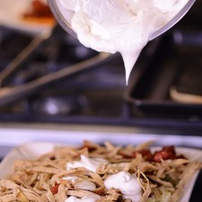 Añadir el chile picado, el chorizo y las tortillas doradas. Bañar con la crema.
