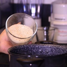 Calentar el agua en el perol Perdura, a fuego alto con un poco de sal. Cuando suelte el hervor, agregar el arroz y dejar hervir por 10 minutos a fuego medio, tapado.