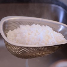 Escurrir el arroz.