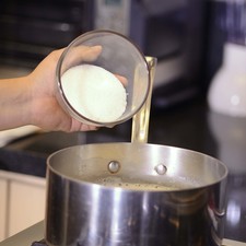 Agregar el arroz en la olla de la leche y la crema. Continuar cociendo durante 10 minutos.