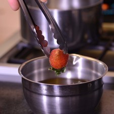 Mientras, remojar las fresas en agua con unas gotas de desinfectante de frutas durante 10 minutos.