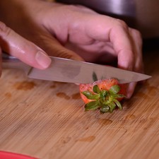 Escurrir, cortar el pedúnculo de las fresas y descartarlo, cortar cada fresa en 4 a 8 partes.