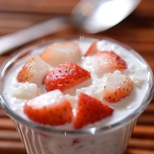 Servir en flaneras y decorar con trozos de fresa. Meter al refrigerador hasta que esté bien frío.