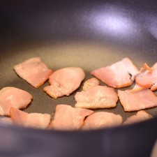 Colocar los frijoles con un poco de agua y sal en una olla de presión. Tapar la olla, sellar y poner en el número dos. Poner a calentar y contar 25 minutos a partir de que comience a silbar. Apagar el fuego y dejar enfriar completamente antes de abrir la olla. Sofreír en un sartén abierto el tocino picado hasta que quede dorado pero no quemado, retirar y reservar.