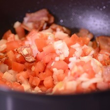 Picar jitomate, cebolla y desinfectar y picar las espinacas. Sofreír en el mismo sartén la cebolla picada, ajo, durante 2 minutos, añadir el jitomate picado.