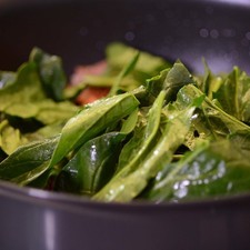 Añadir las espinacas. Continuar cociendo durante 5 minutos más.
