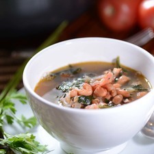 Agregar los frijoles con su caldo y el tocino rectificando la sal. Servir caliente.