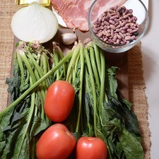 1/4 taza de aceite de oliva 300 gramos de tocino 2 manojos de espinacas 1 diente de ajo 3 piezas de jitomate guaje 1/2 pieza de cebolla blanca 250 gramos de frijol crudo