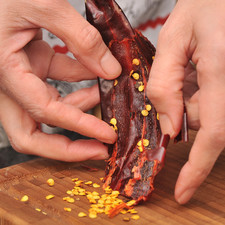 Poner a hervir agua y cocer en ella los jitomates, los chiles guajillo, la cebolla, el ajo y el chile chipotle, hervir durante 8 minutos. Dejar enfriar.