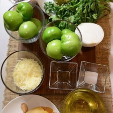 1 cucharita de sal 1/4 cucharita de pimienta negra molida 1 taza de aceite de canola 1/2 taza de queso manchego 1 taza de crema de leche de vaca 1/2 manojo de cilantro 1 diente de ajo 1/2 pieza de cebolla blanca 10 piezas de tomate verde (tomatillo) 1 pieza de pechuga de pollo 12 piezas de tortillas de maíz