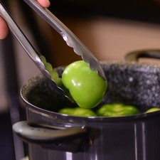 Calentar agua en el perol Perdura, cuando este caliente añadir la pechuga con un ¼ de cebolla, con un poco de sal, dejar cocer durante 25 minutos. Dejar enfriar y desherbar. Calentar agua en el perol Perdura y agregar los tomates verdes, ¼ de cebolla y el diente de ajo. Cocer durante unos minutos, cuidando que no se rompan los tomates, dejar enfriar.