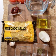 2 cucharadas de aceite de oliva 1 taza de agua 1/4 cucharita de pimienta negra molida 1/4 cucharita de orégano seco 1 pieza de chile chipotle adobado 4 piezas de jitomate guaje 1 diente de ajo 1/4 pieza de cebolla blanca 200 gramos de fideo La Moderna