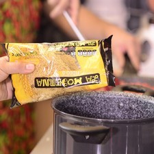 Picar la cebolla y el diente de ajo finamente, reservar. Calentar el aceite en el perol Perdura a fuego medio. Freír los fideos moviendo constantemente hasta que se hayan dorado ligeramente y no queden quemados. Retirar de la cacerola el fideo y reservar.