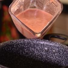 Moler en la licuadora los jitomates con el chile chipotle adobado y el agua reservar.