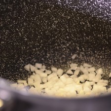 Sofreír en el mismo perol la cebolla y el ajo, hasta que se vean transparentes. Añadir el jitomate molido y orégano, sazonar con sal y pimienta y cocer a fuego bajo.