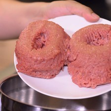 Picar los jitomates guajes, cebolla, hierbabuena y chile serrano finamente. Mezclar en un tazón la carne molida.