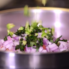 Añadir jitomate, cebolla, hierbabuena y chile serrano, revolver bien sazonando con pimienta y sal.