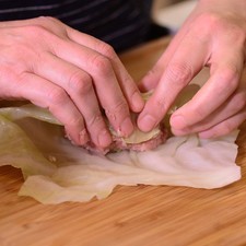Colocar una hoja de repollo y agregar un poco de la mezcla y enrollar para formar un taquito, asegurar que queden bien envueltos. Colocar dentro de una vaporera y tapar. Dejar cocer durante 25 minutos o hasta que el relleno este bien cocido.