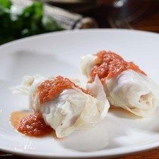 Servir cada rollo bañado con salsa roja.