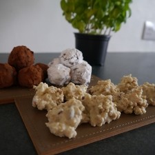 Deliciosas trufas y roquitas de chocolate blanco con cereales. S 9402 1475618349