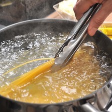 Poner agua a hervir. Cuando suelte el hervor, agregar sal. Añadir la pasta y cocer de 6 a 9 minutos hasta que esté al dente (suave por fuera y firme por dentro).