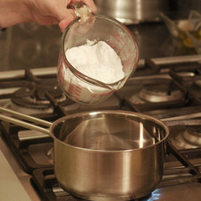 Calentar el agua con azúcar en una olla honda a fuego lento.