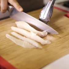 Cortar los filetes en fajitas a tamaño regular no muy delgadas y salpimentar. Picar las ramas de perejil finamente.
