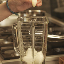 Licuar la cebolla y los ajos con el aceite de oliva.