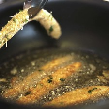 Sofreír en el sartén dándole vuelta con la ayuda de la pinza para que se cueza parejo. Colocar en un papel absorbente para retirar el exceso de aceite.