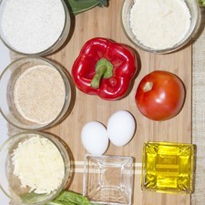 Ingredientes para la hamburguesa: 1/4 taza de aceite de oliva 2 tazas de arroz 1 taza de pan molido 1 taza de queso parmesano rallado 1/4 cucharita de nuez moscada en polvo 1 taza de queso cheddar rallado Help 2 piezas de huevo 1 pieza de pimiento morrón rojo Ingredientes para acompañar: 1 pieza de jitomate bola 1 pieza de lechuga
