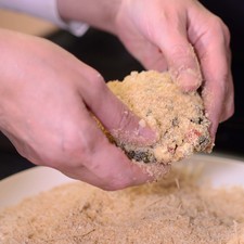 Mezclar el pan molido y el queso parmesano en un plato y reservar. Formar la hamburguesa no muy gruesa y de unos 7 cm de diámetro.