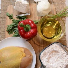 Ingredientes para para el relleno 2 tazas de harina de trigo 120 gramos de queso mozzarella 90 gramos de queso crema 5 ramas de perejil fresco 2 tazas de aceite de canola 1 pieza de pimiento morrón rojo 1/2 pieza de cebolla blanca Ingredientes para para el pollo 1/4 pieza de cebolla blanca 1 pieza de pechuga de pollo