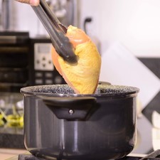 Poner a calentar el agua en el perol Perdura, una vez que esté caliente, agregar la pechuga de pollo, el cuarto de cebolla y un poco de sal, tapar y dejar cocer durante 25 minutos. Dejar enfriar, deshebrar y reservar. Picar el pimiento morrón y cebolla finamente y reservar.