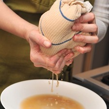 Pelar las papas y rallarlas. Colocarlas sobre una toalla de cocina y presionar para sacarles toda la humedad.