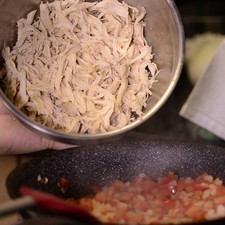 Añadir el pollo y mezclar todo, incorporar el queso crema, el queso mozzarella y perejil pocado, Reservar.