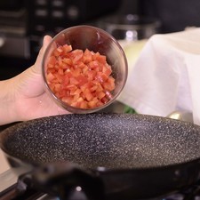 Para preparar el relleno, calentar el sartén Perdura por 3 minutos y agregar una cucharada de aceite. Sofreír la cebolla picada un par de minutos y agregar el pimiento picado y seguir sazonando, retirar del fuego.