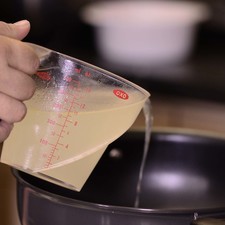 Poner 2 tazas de caldo de pollo en una cacerola a fuego bajo. Incorporar la harina poco a poco revolviendo constantemente de 2 a 3 minutos, o hasta formar una masa que se separe de la cacerola, dejar enfriar.