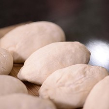 Rellenar con la mezcla de pollo, cerrar y dar con las dos manos en sentidos contrarios y retirar lo que sobra.