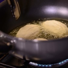 Calentar el sartén el aceite en el sartén Perdura durante 3 minutos. Sofreír las bolitas a fuego medio alto durante 8 a 10 minutos, hasta que estén doraditas por todos lados. Colocar en papel para quitar el exceso de grasa.