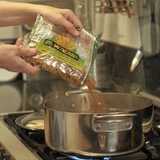 Poner a hervir agua en una olla, agregar la pasta y un poco de sal y dejar cocer entre 8 y 10 minutos, hasta que esté al dente. Escurrir, mezclar con una cucharada de aceite de oliva, dejar enfriar y refrigerar.